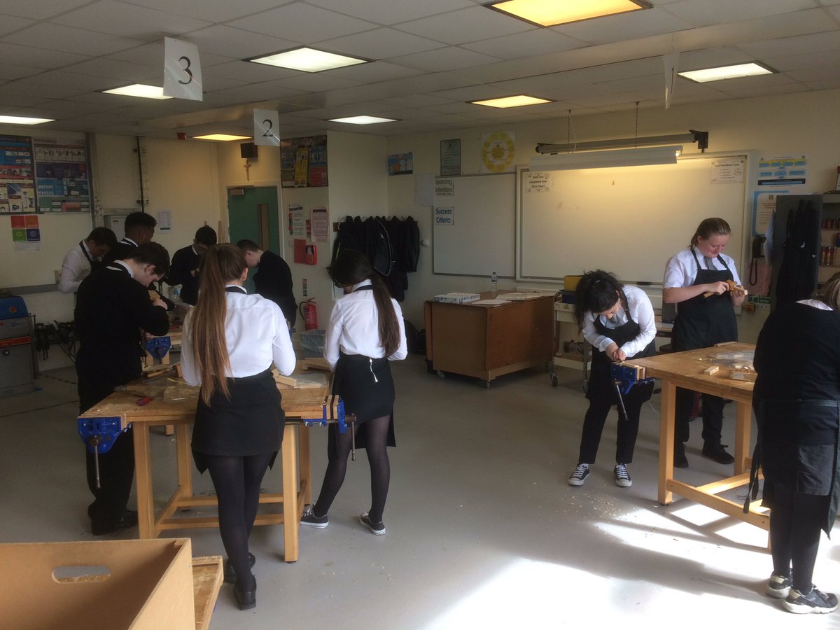 STA_DnT's tweet photo. Woodworkers working hard #practicalwoodworking https://t.co/Av8l9FWolB