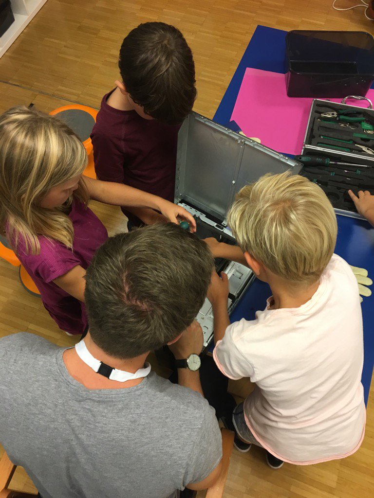wkirkwood's tweet photo. Lots of good energy in the tinker lab. G4 exploring electronics #zismade #zislearns https://t.co/wXS45jOXiu