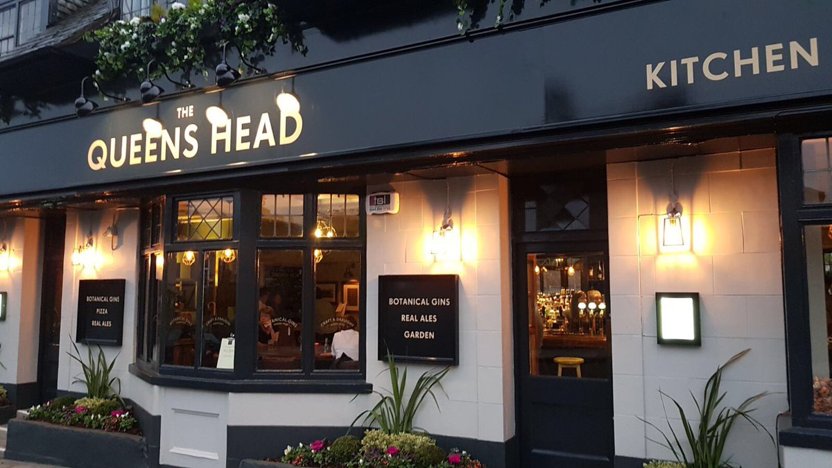 First guests through the freshly polished doors! Lovely to see you all yesterday on our first evening. See you again soon! 

#winchmorehill