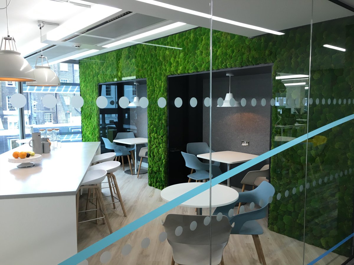 VantageSpaces's tweet photo. Awesome @VantageSpaces Moss Envirowall installed in @DentonAssoc project! #Londoninteriors #Envirowall #biophilicdesign #veryhappyclient https://t.co/kYLX6QU3oA