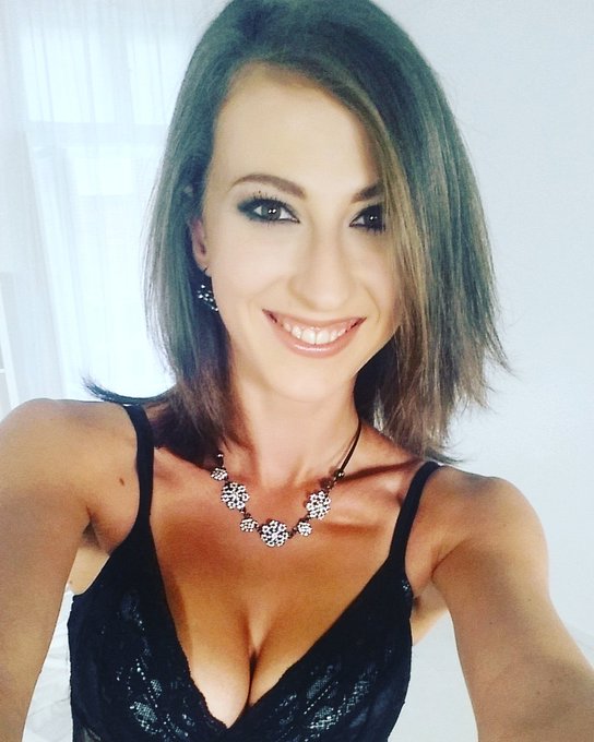 Watch Emylia Argan's leaked NSFW photo on TwXstars