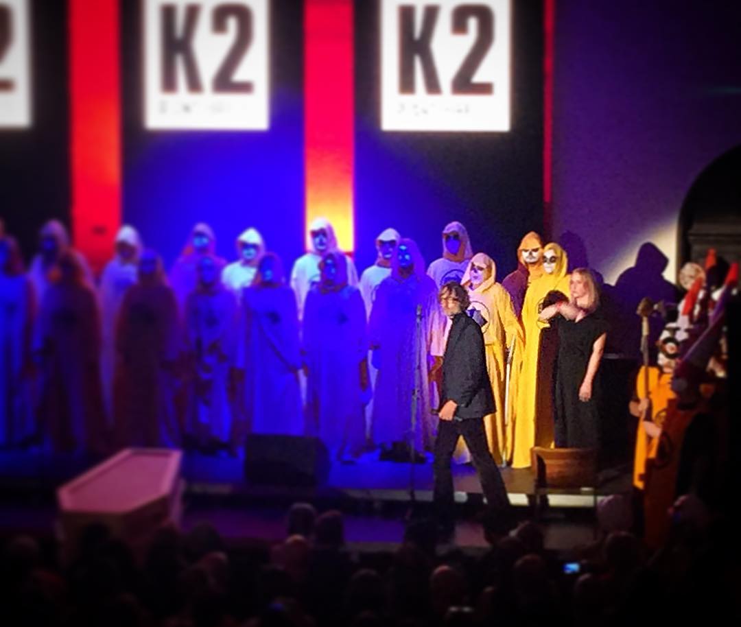 SusanMorris88's tweet photo. #JarvisCocker sings Justified and Ancient at The Toxteth Day of the Dead https://t.co/baMfYilVHg #MuMufication #MuMu #TheKLF @GreenFuneralCo https://t.co/WrptFkPtsf