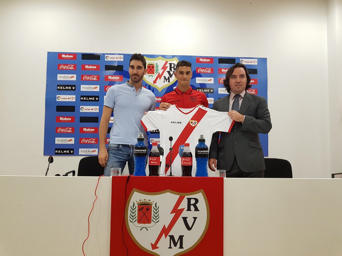 rayoherald's tweet photo. Presa: "Intentamos su fichaje a principios de verano con Atleti, no pudo ser. Está aquí gracias al Getafe, quiero agradecérselo a A.Torres" https://t.co/thgRMYdl1G