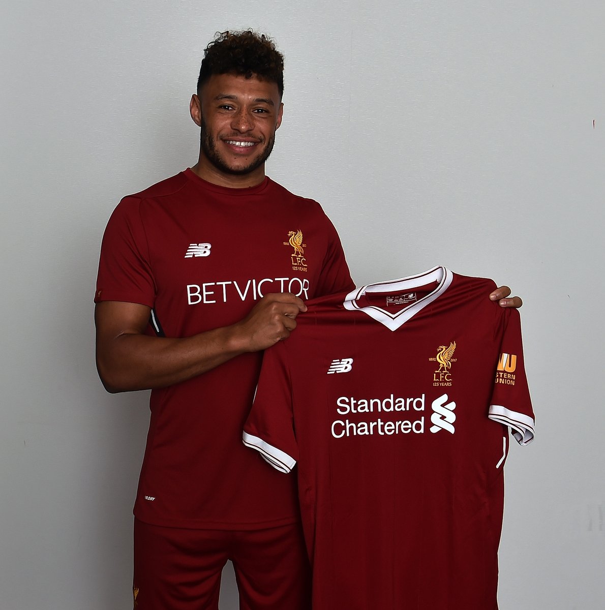 Footballtweet's tweet photo. DEAL DONE: Alex Oxlade-Chamberlain has joined Liverpool for £35m. He has signed a 5-year deal.

📝 #DeadlineDay https://t.co/00OtrYEfdG