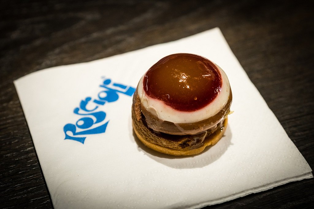 E per finire il vostro pranzo, un mignon con crema di cioccolato mousse al lampone, yogurt e biscotto croccante. #roscioli #rosciolicaffè