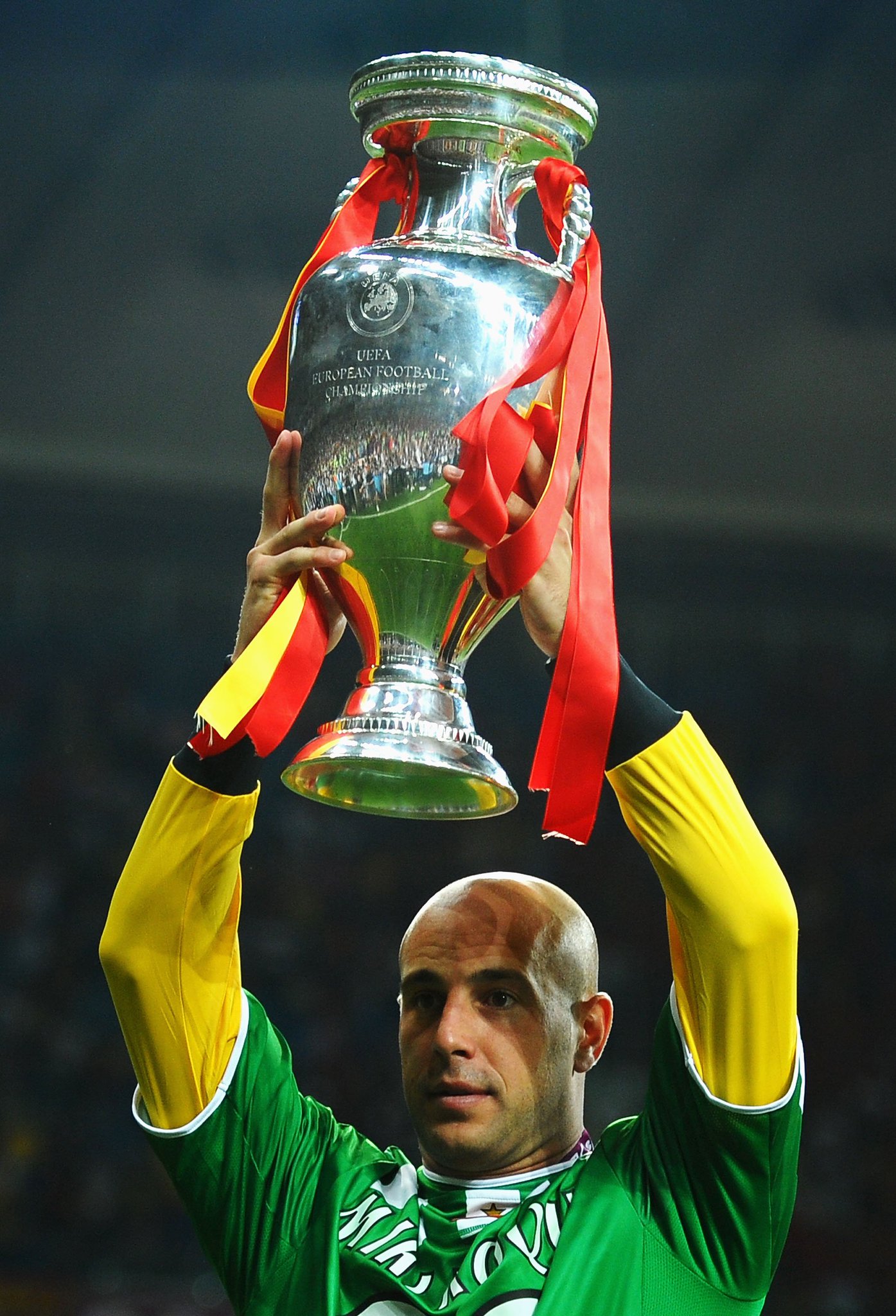   Happy 35th birthday, Spain hero & world champion Pepe Reina! 