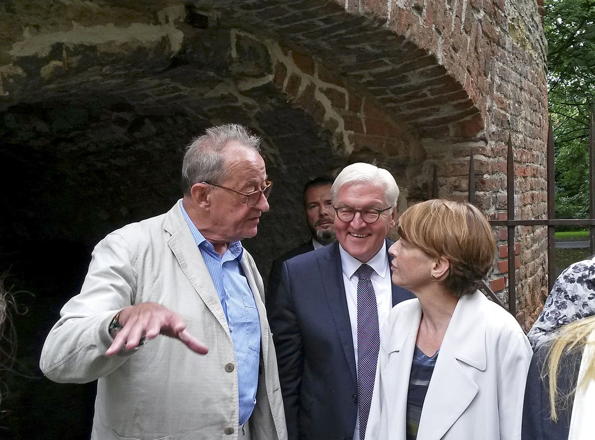 AnjaSchaefers's tweet photo. Kasper König erklärt dem Bundespräsidenten und seiner Frau die Installation von Rebbecca Horn im Zwinger von Münster #sp87 @sp_muenster https://t.co/GmgvsBlpo5