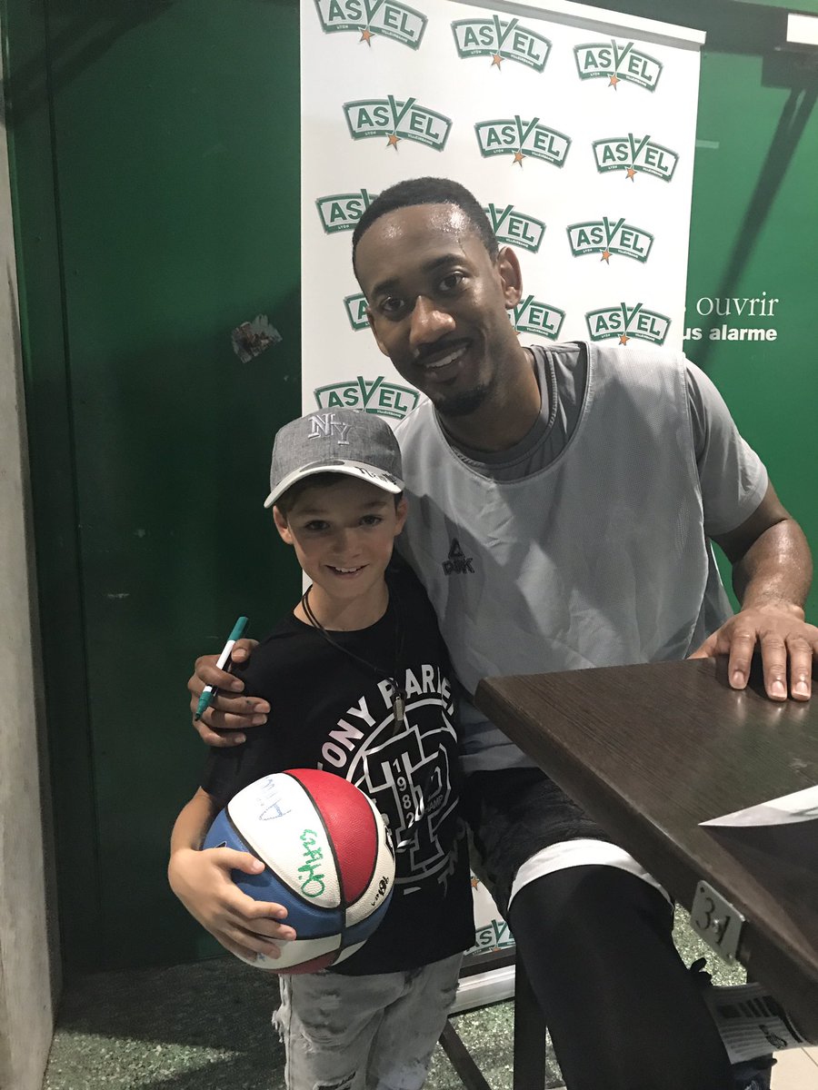 MGAL26600's tweet photo. Petite visite a l @ASVEL_Basket ce matin pour rencontrer la nouvelle #Team #goAsvelGo #Fan1 ๐๐๐๐๐ป๐ฅ https://t.co/uI7mWOXXbm