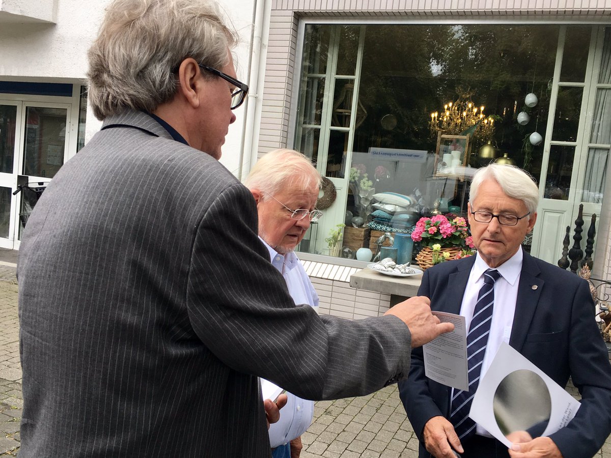 mehr_demokratie's tweet photo. Auch der @cducsubt-Abgeordnete @Helmut_Nowak hat unseren Infostand in #Leverkusen besucht. Er ist für mehr #Bürgerbeteiligung https://t.co/JwppEtnMkt