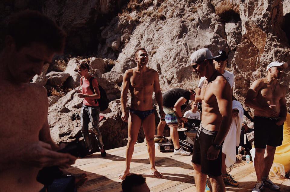 CrimeaHoliday's tweet photo. 1/3 A few more photos of the cliff diving action in #Crimea! Еще несколько фотографий клиффдайверов в #Крыму! https://t.co/ckkCnzwP5H