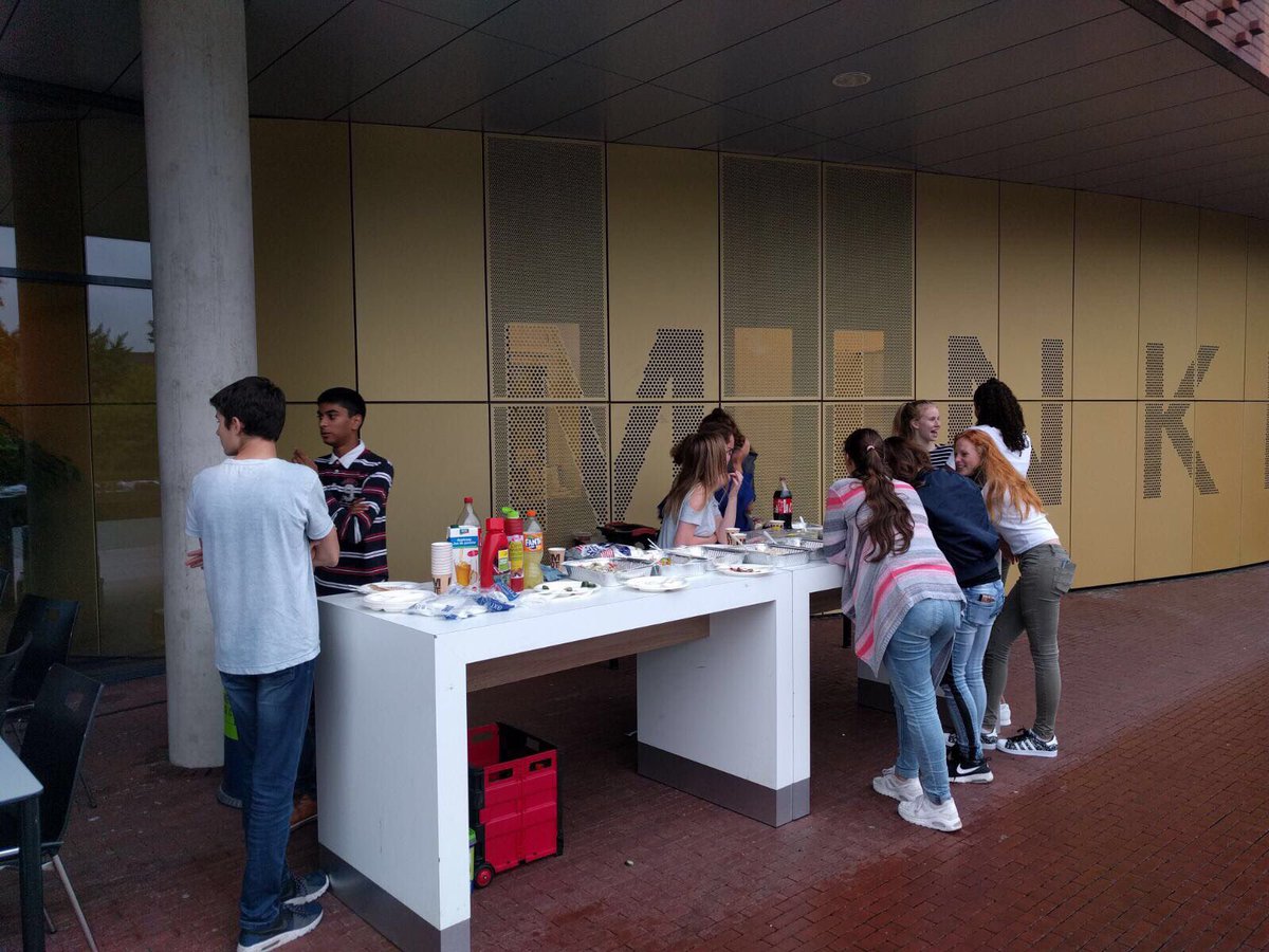 Ter introductie een bbq van 4Va met hun twee mentoren. #minkemacollege