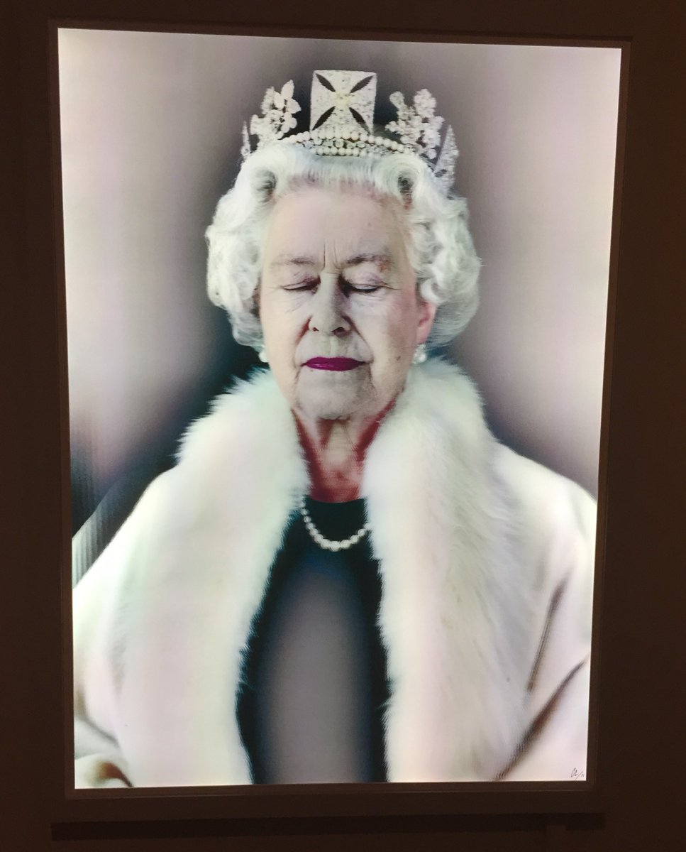 PratfallTees's tweet photo. HM Queen Elizabeth II, 2007 by Chris Levine at the #nationalportraitgallery https://t.co/TWDNACU3tJ