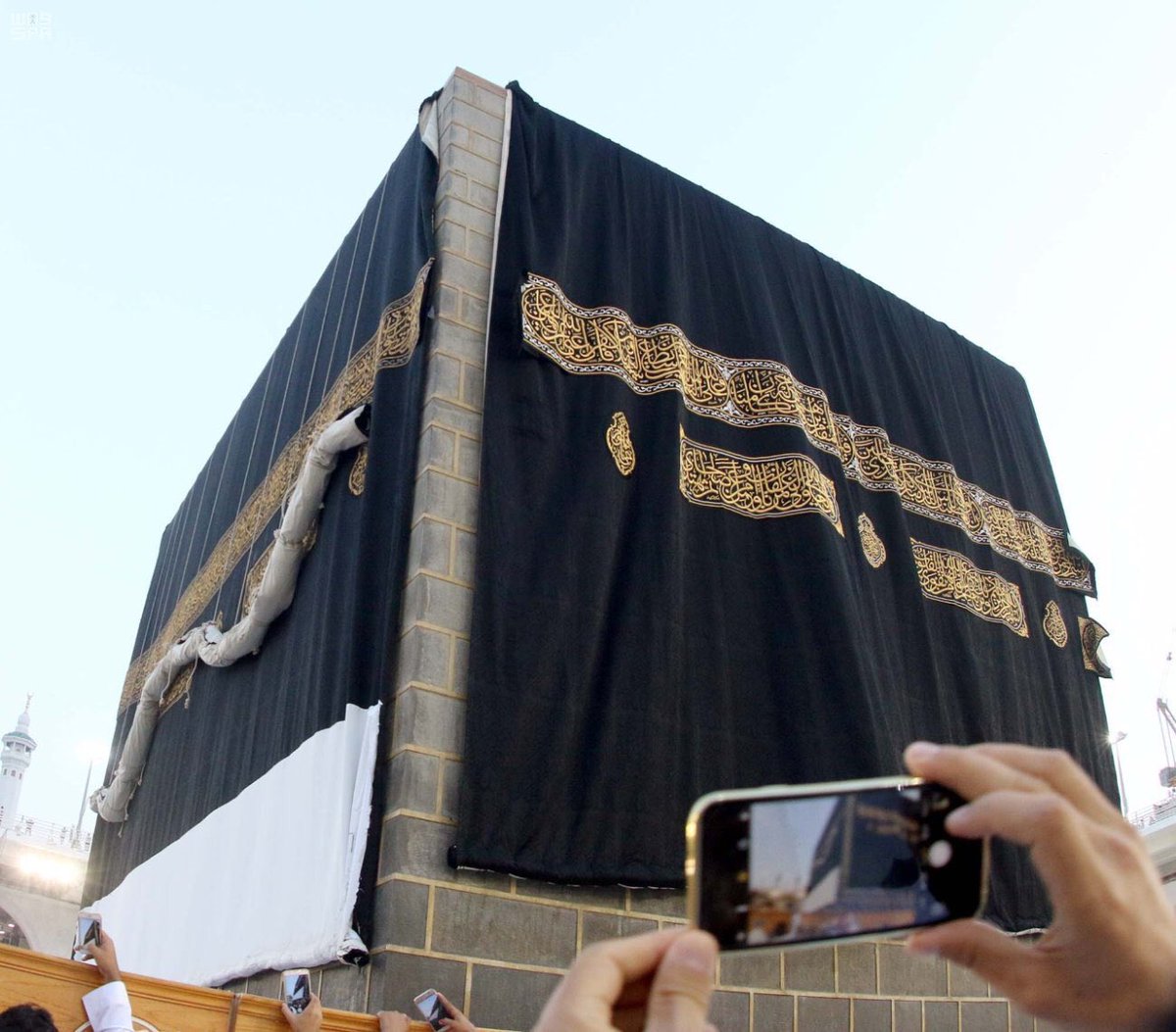 من المناظر الجميلة اللي ننتظرها كل سنة
#كسوة_الكعبه،
فـ يارب اكسنا من لباس الجنة 
و أبدل حالنا إلى أفضل حال.
#كسوة_الكعبة_المشرفة #يوم_عرفة.