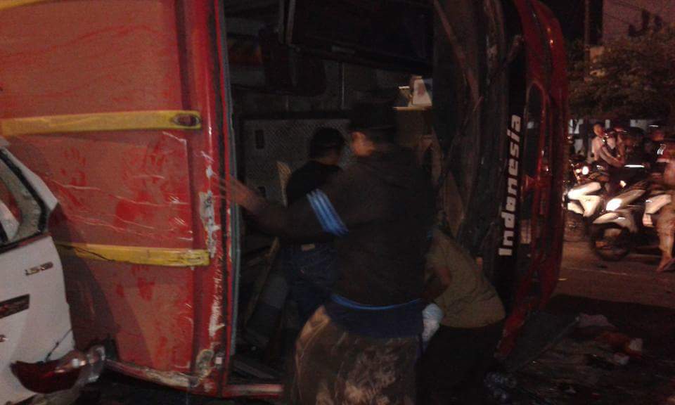 SekitarKudus's tweet photo. Kecelakaan di bangjo Tanjung , bus Indonesia dari arah surabaya rem blong , belum ada info mengenai jumlah korban https://t.co/0tlt1HZayy