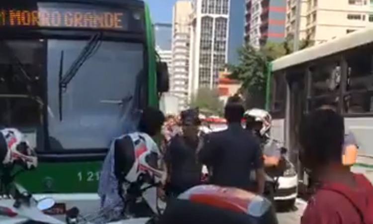 BennyCohen10's tweet image. Justiça solta o homem que #ejaculou em #passageira de #ônibus. Juiz considerou que não houve #violência. Sério??? em.com.br/app/noticia/na…