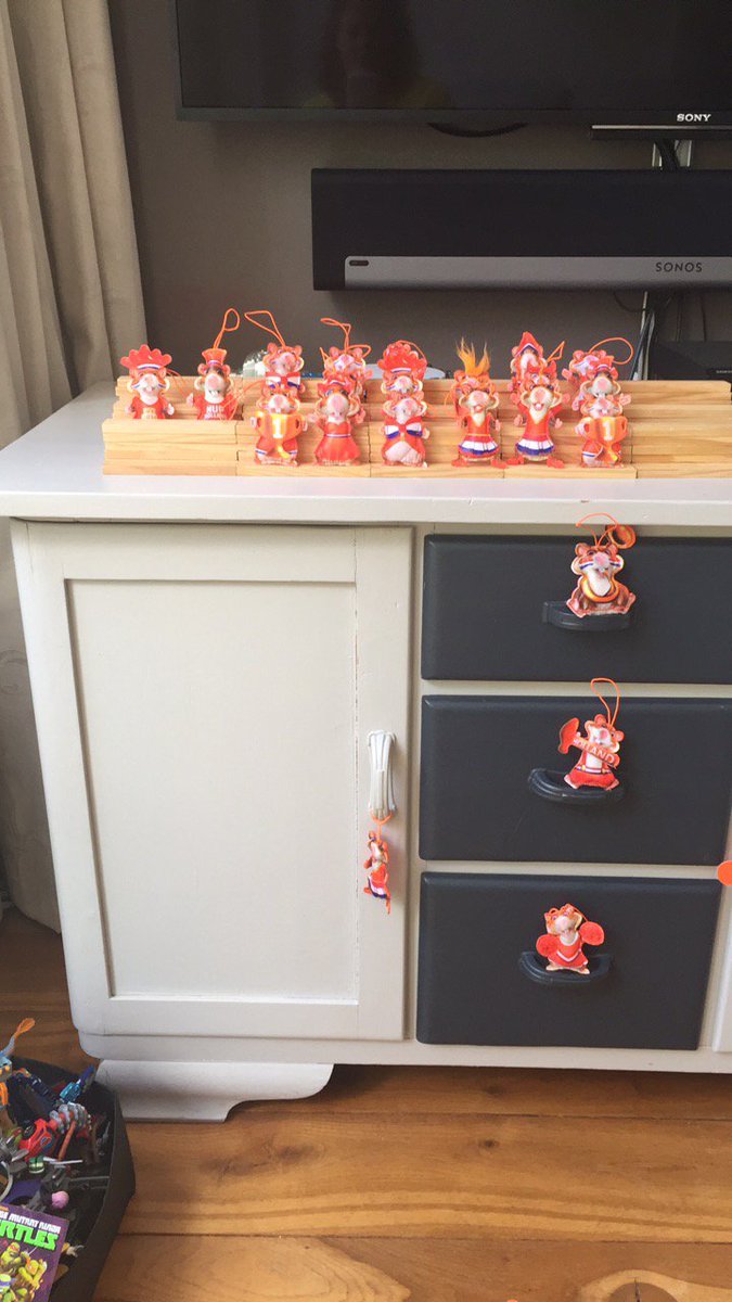 barbaravh's tweet photo. De voorbereidingen voor vanavond zijn hier al in volle gang. 🐹⚽️🇳🇱 #jan #haaamsteren #ah #wiewatbewaart #delatligthoog @sneijder10official 😂 https://t.co/vSlEdnOmR2