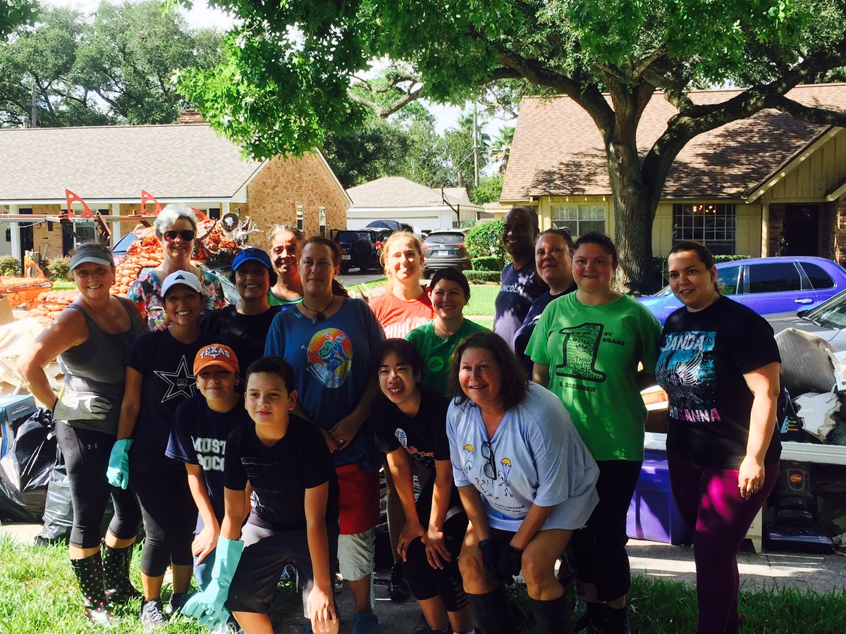 IreneRuizCFISD's tweet image. @MRobinsonElem staff joining together to lend a helping hand. 
💙🦁 @CyFairISD  #HurricaineHarvey