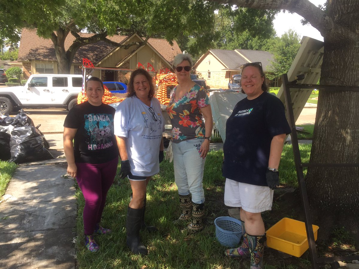 IreneRuizCFISD's tweet image. @MRobinsonElem staff joining together to lend a helping hand. 
💙🦁 @CyFairISD  #HurricaineHarvey