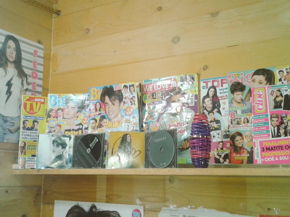 MTriuzzi's tweet photo. @aboutriki Ecco la mia cameretta😍😍❤ mi merito un RT?😅 #seiovunque #tiamotanto @aboutriki @aboutriki @aboutriki @aboutriki https://t.co/T6HvcJJaqf