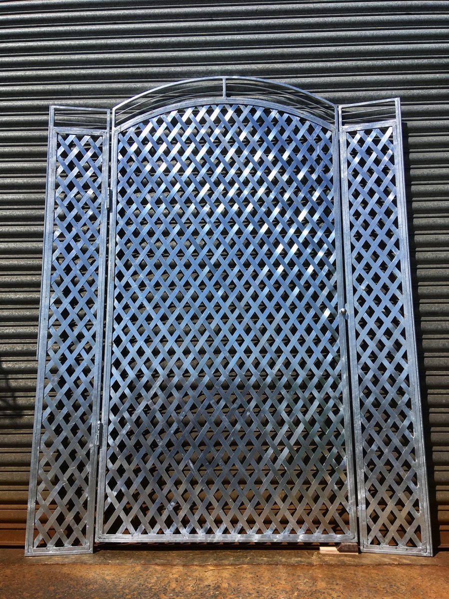 Aid2Rayment's tweet photo. #woven #galvanised pre etching and brass backing . #bespoke #screen and #door #designed by #AdrianRayment https://t.co/Zs1xskEWDZ