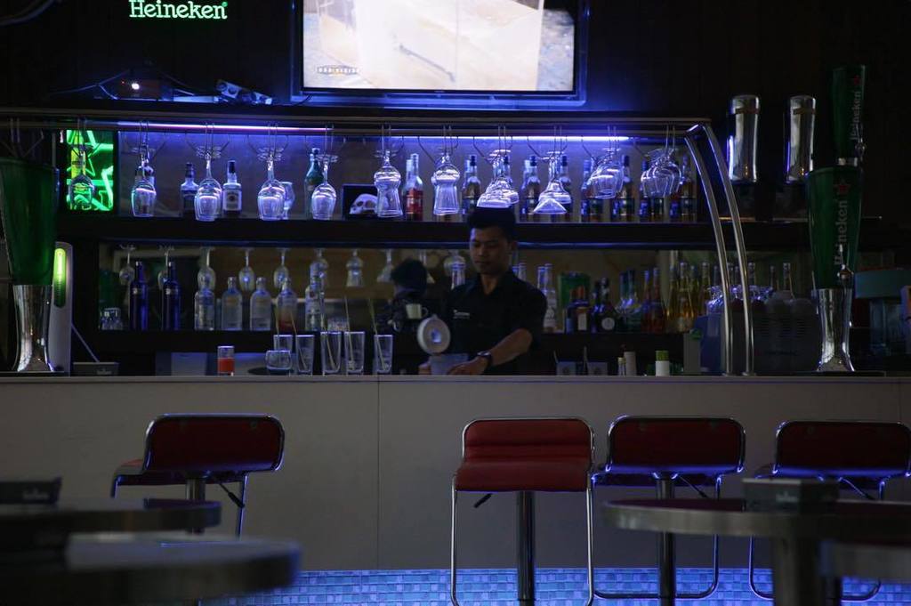 sahtrek's tweet photo. Bartender’s Life

#bar #bartender #skybar #ibis #styles #yogyakarta #indonesia #instastory #instalife_shot https://t.co/mzhS7ZDTrA https://t.co/HKLWfuMPnz