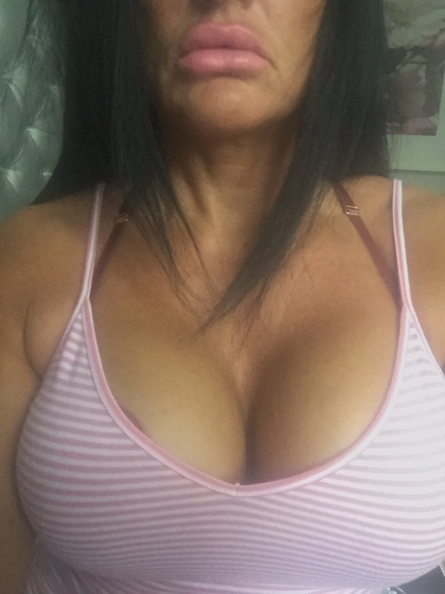 PayGoddessPinky's tweet photo. Coming up to payday, who is going to tribute me as having little cocks is so embarrassing #findom #tribute #PAYPIGS #amazonwishlist https://t.co/kgVnN8JzIN
