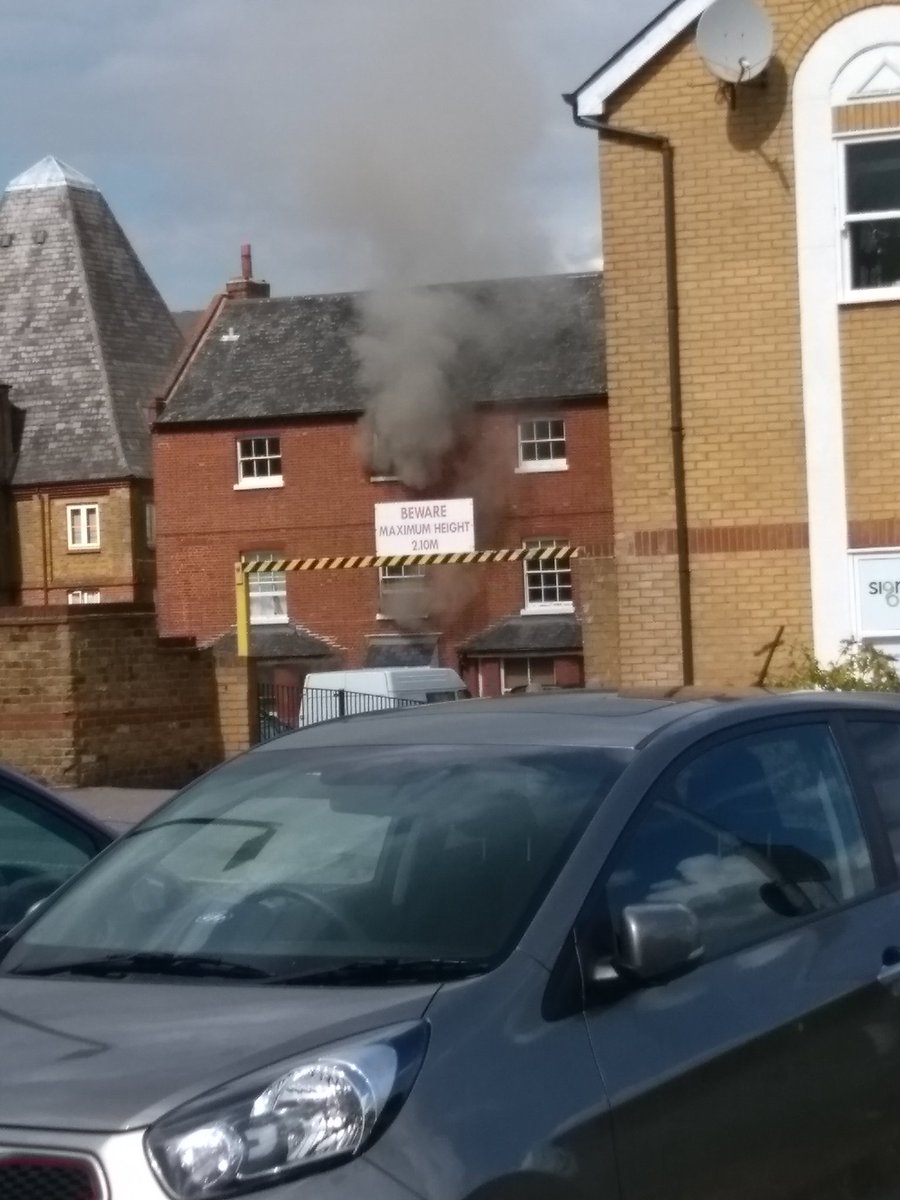 Pete_R84's tweet photo. Fire between West Street &amp; Clifton Road. 2 fire engines currently at the scene. I'm wishing for the occupants safety @Kent_999s @Kent999s https://t.co/KifjmdHELK