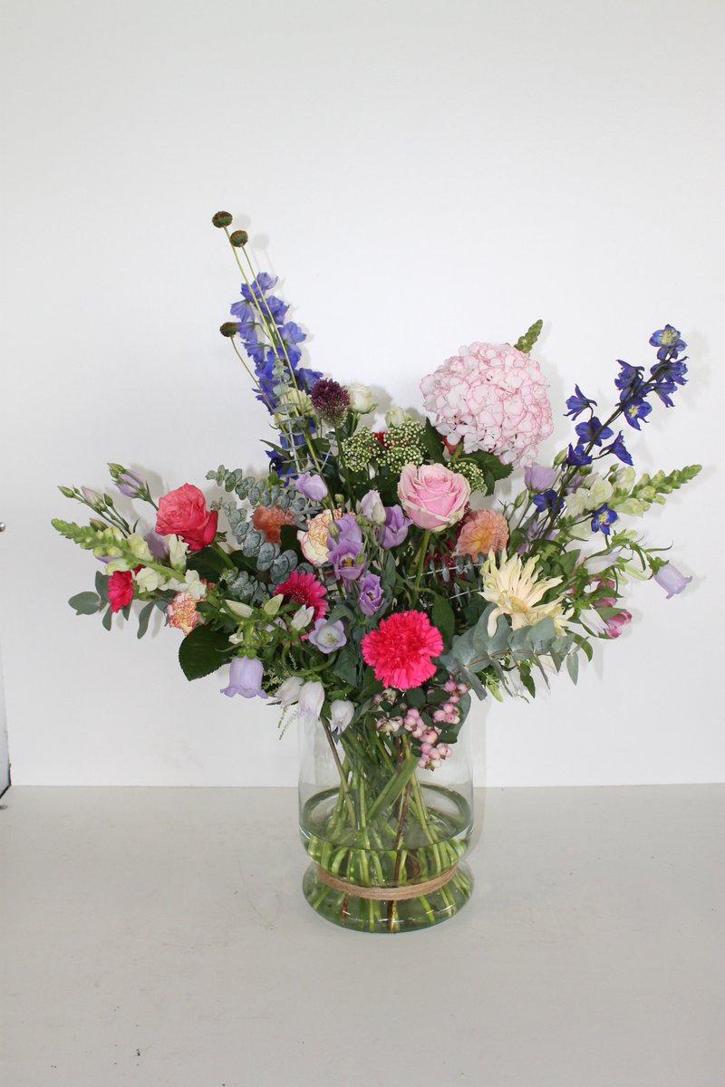 AmortensiaCV's tweet photo. Zomerse boeketten met onder andere onze hortensia's; prachtig! https://t.co/BF0fhXeBEd