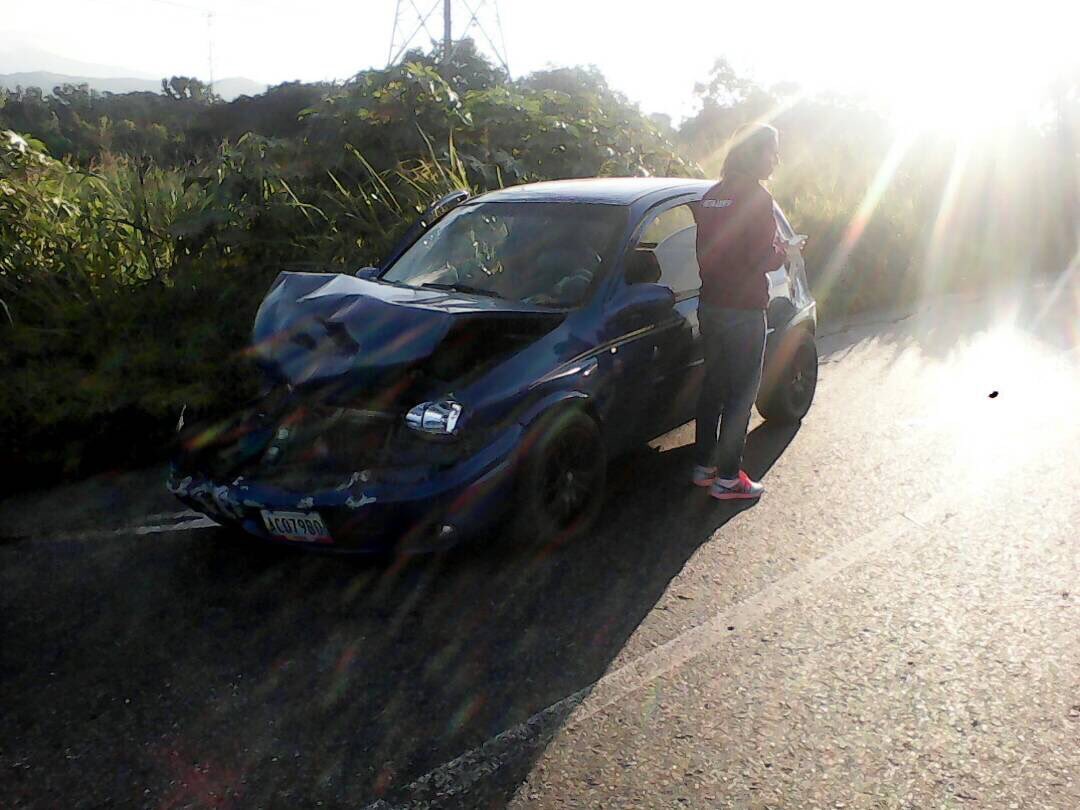NotiMirandaVzla's tweet photo. #31Ago Accidente entre vehículos en #ARC, km 104. Con 4 personas lesionadas y 2 fallecidas @TuTaxistaVial @trafficMIRANDA #ReportaMiranda https://t.co/csNvfIBwnd