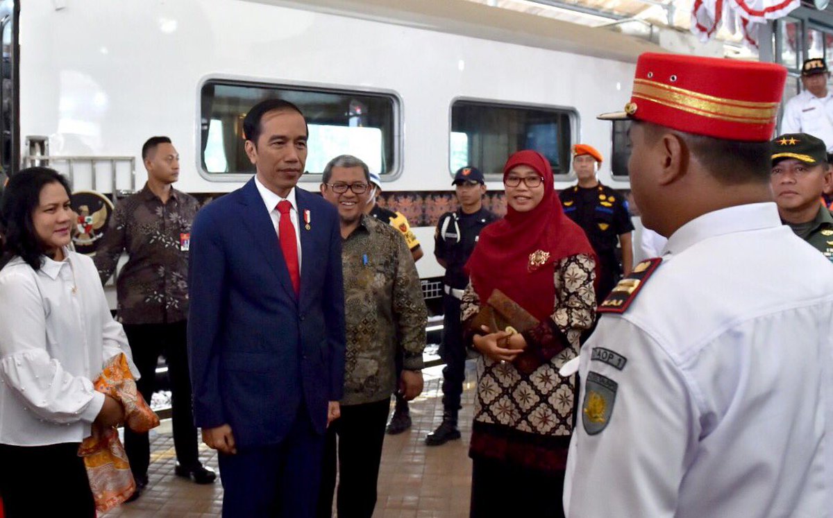 jokowi's tweet photo. Naik kereta api dari Jakarta ke Sukabumi. Besok kita ketemu ya setelah salat id bersama untuk merayakan Hari Raya Iduladha. –Jkw https://t.co/SmUDZveHkn