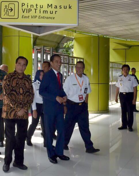jokowi's tweet photo. Naik kereta api dari Jakarta ke Sukabumi. Besok kita ketemu ya setelah salat id bersama untuk merayakan Hari Raya Iduladha. –Jkw https://t.co/SmUDZveHkn