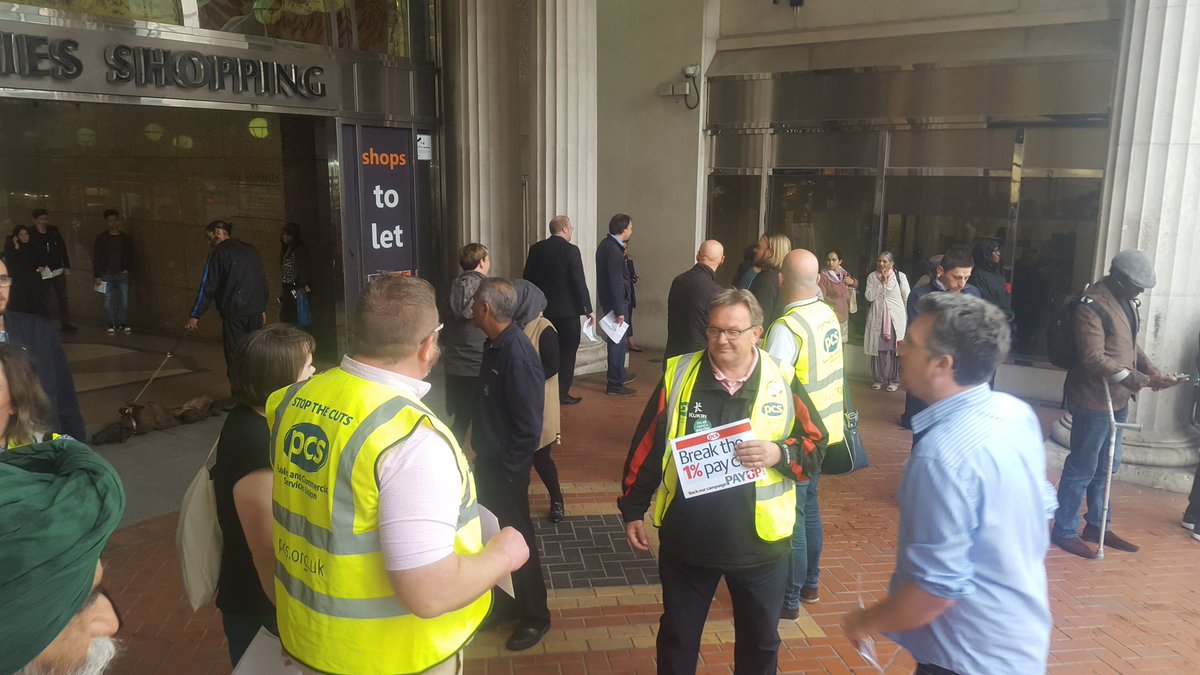 PCSMidlands's tweet photo. #pcs #payprotests #payup #pay #breakthecap #1%isnotenough #payupnow #pcsunion @PCSWestMercia @pcs_union https://t.co/Az5dBNDGiE