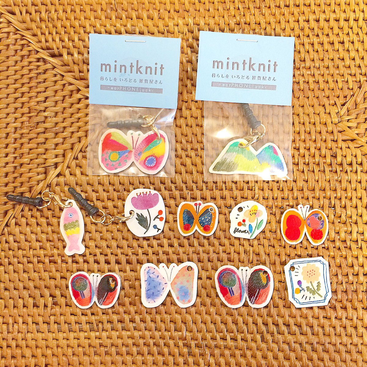 mintknit's tweet photo. イヤホンジャックのストラップ、量産中です。沢山作って、厳選してストラップにする予定🤔💡 https://t.co/NWbxoxioyU