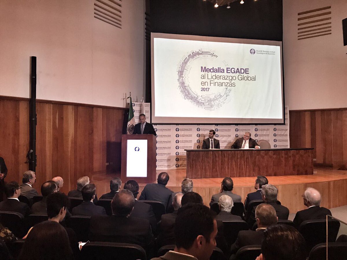 TecdeMonterrey's tweet photo. "Agustín Carstens nos da un ejemplo a través de sus soluciones innovadoras con sentido humano", señala Ignacio de la Vega. #MedallaEGADE https://t.co/lg54ePm0tI