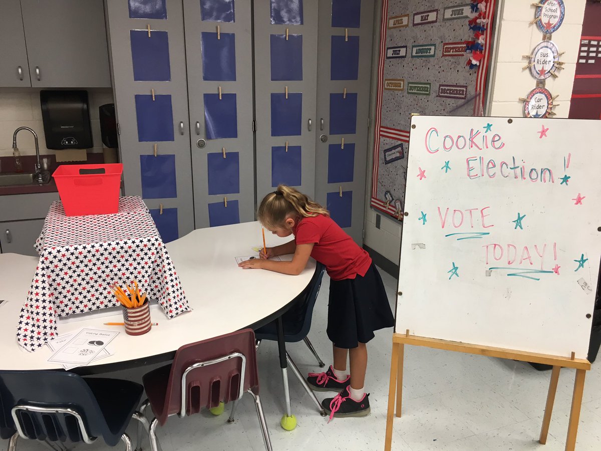 CoachBrecht's tweet photo. Time to vote! 🇺🇸🍪 #cookieelection #government #oreoVSchocolatechip @GTEtoucans https://t.co/0rMVqZWq7S