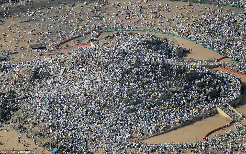 DailyMail's tweet photo. Two million Muslim from around the world gather at Mount Arafat for peak of the hajj pilgrimage to Saudi Arabia https://t.co/UtgdEjwdsX https://t.co/MkJnuQ8k2O