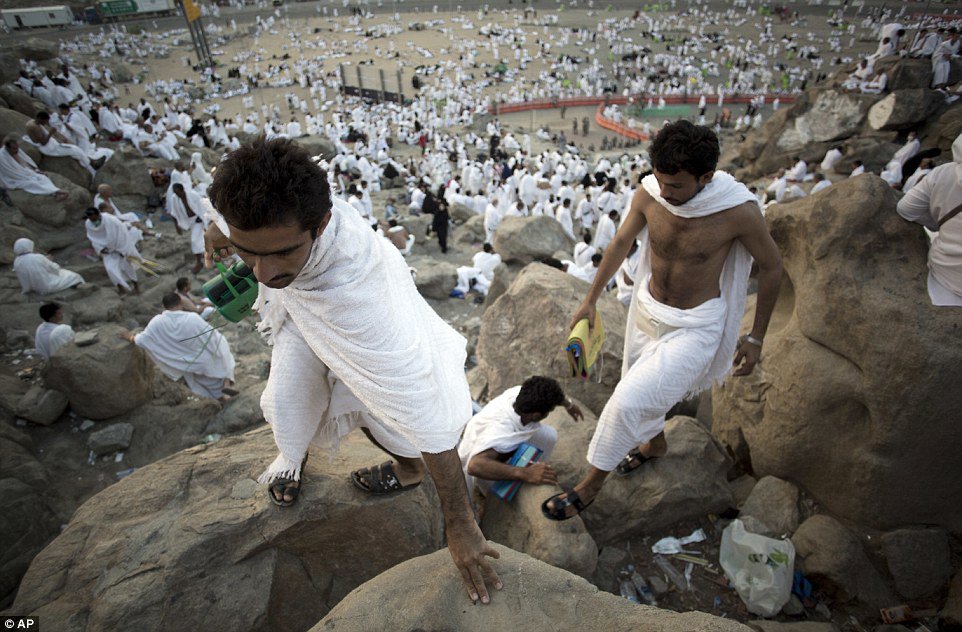 DailyMail's tweet photo. Two million Muslim from around the world gather at Mount Arafat for peak of the hajj pilgrimage to Saudi Arabia https://t.co/UtgdEjwdsX https://t.co/MkJnuQ8k2O