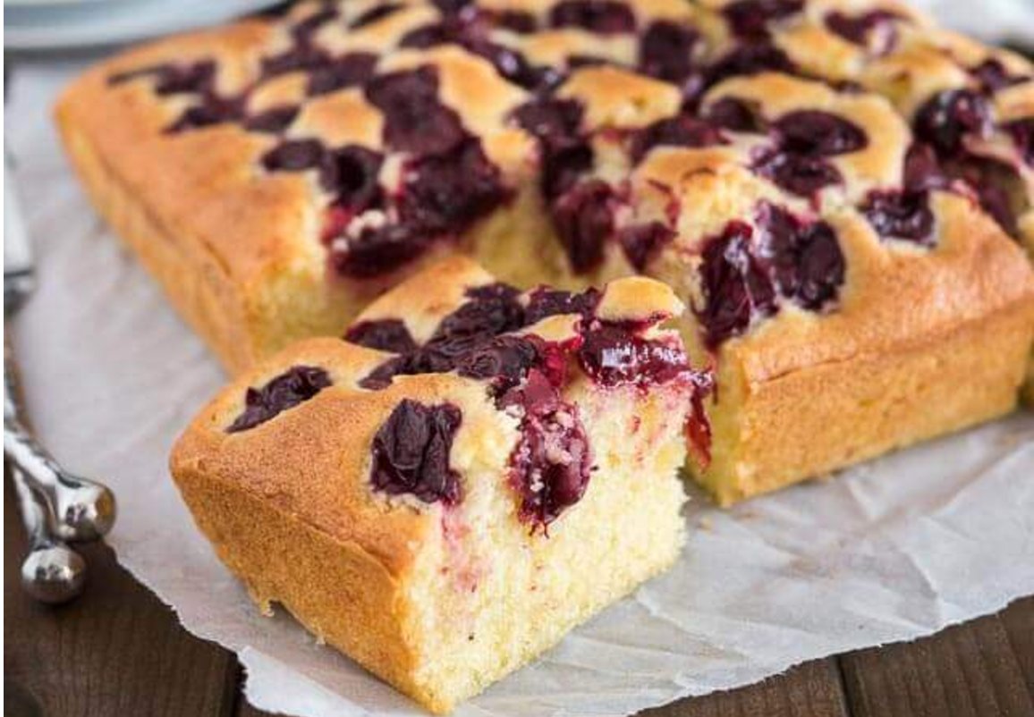 EASY CHERRY CAKE... Ready for the oven in 10 minutes! ow.ly/WWrH30bogS3 <a href="/platedcravings/">Julia</a> #cherrycake #cake