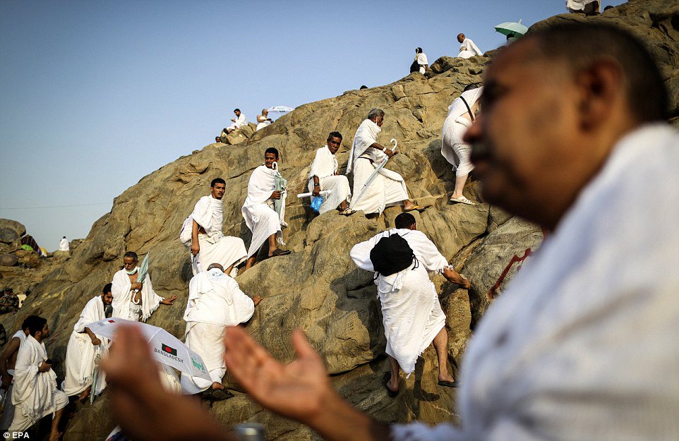 DailyMail's tweet photo. Two million Muslim from around the world gather at Mount Arafat for peak of the hajj pilgrimage to Saudi Arabia https://t.co/UtgdEjwdsX https://t.co/MkJnuQ8k2O