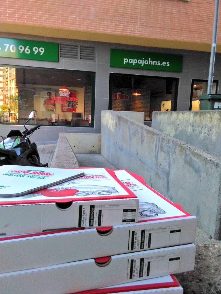 ManlimaCosplay's tweet photo. Hoy nos toca #cenaca con Sayuri y @Erghtoast
Estrenamos @PapaJohns_ES de #Valladolid
Recomendadísimo, nunca habíamos comido #pizza igual!! https://t.co/mLben3sSlu