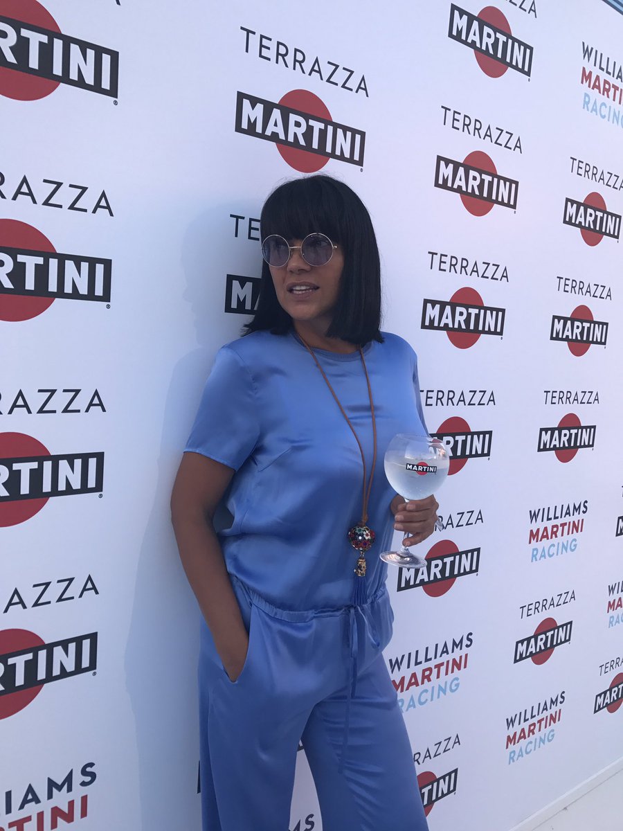 analauraribas6's tweet photo. Non riesco a dire di no!!!💙
@Martini_Tweets #martini #martinitonic #terrazzamartini https://t.co/9aO2sQT581
