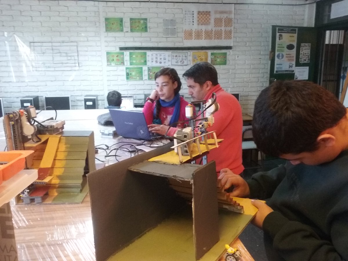 benitezmig's tweet photo. #LabTeD #Liceo19 preparándose para exposición de #Robotica en FING por SUMO 2017 Proyecto "Liceo 19 accesible" del 5-8/9 profe Pastorino https://t.co/6W4IhgwPoG