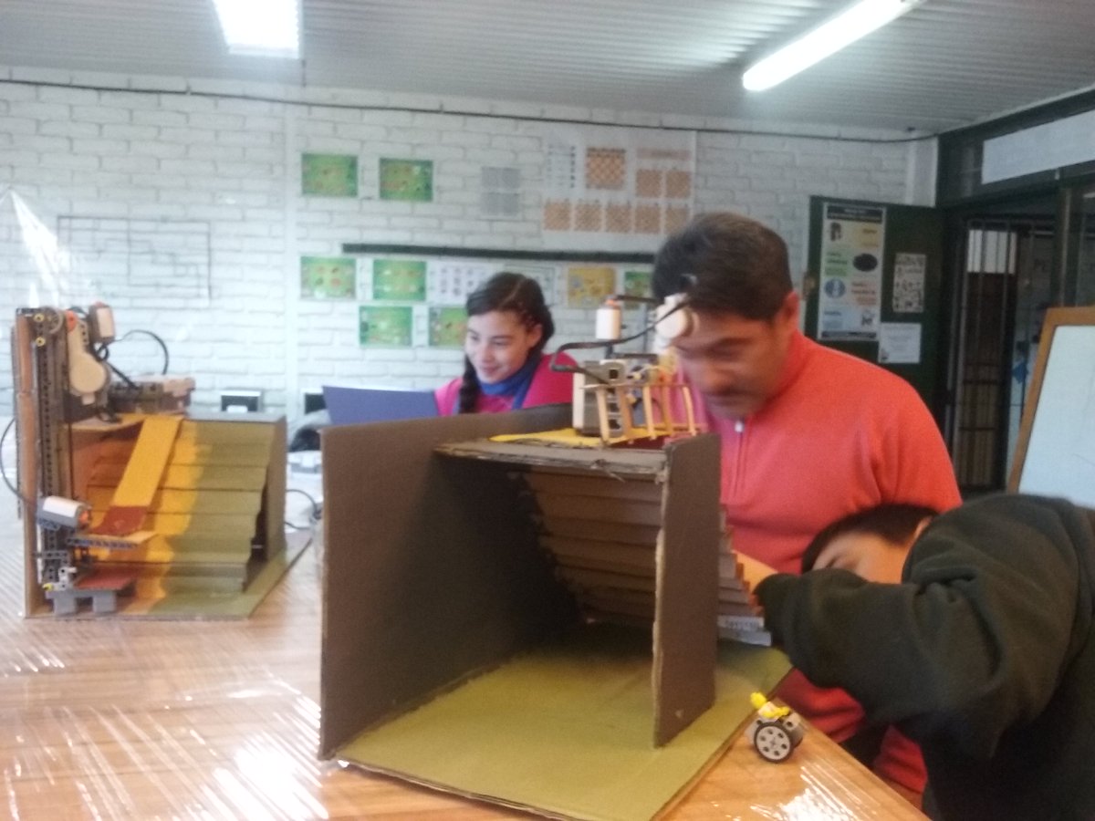 benitezmig's tweet photo. #LabTeD #Liceo19 preparándose para exposición de #Robotica en FING por SUMO 2017 Proyecto "Liceo 19 accesible" del 5-8/9 profe Pastorino https://t.co/6W4IhgwPoG