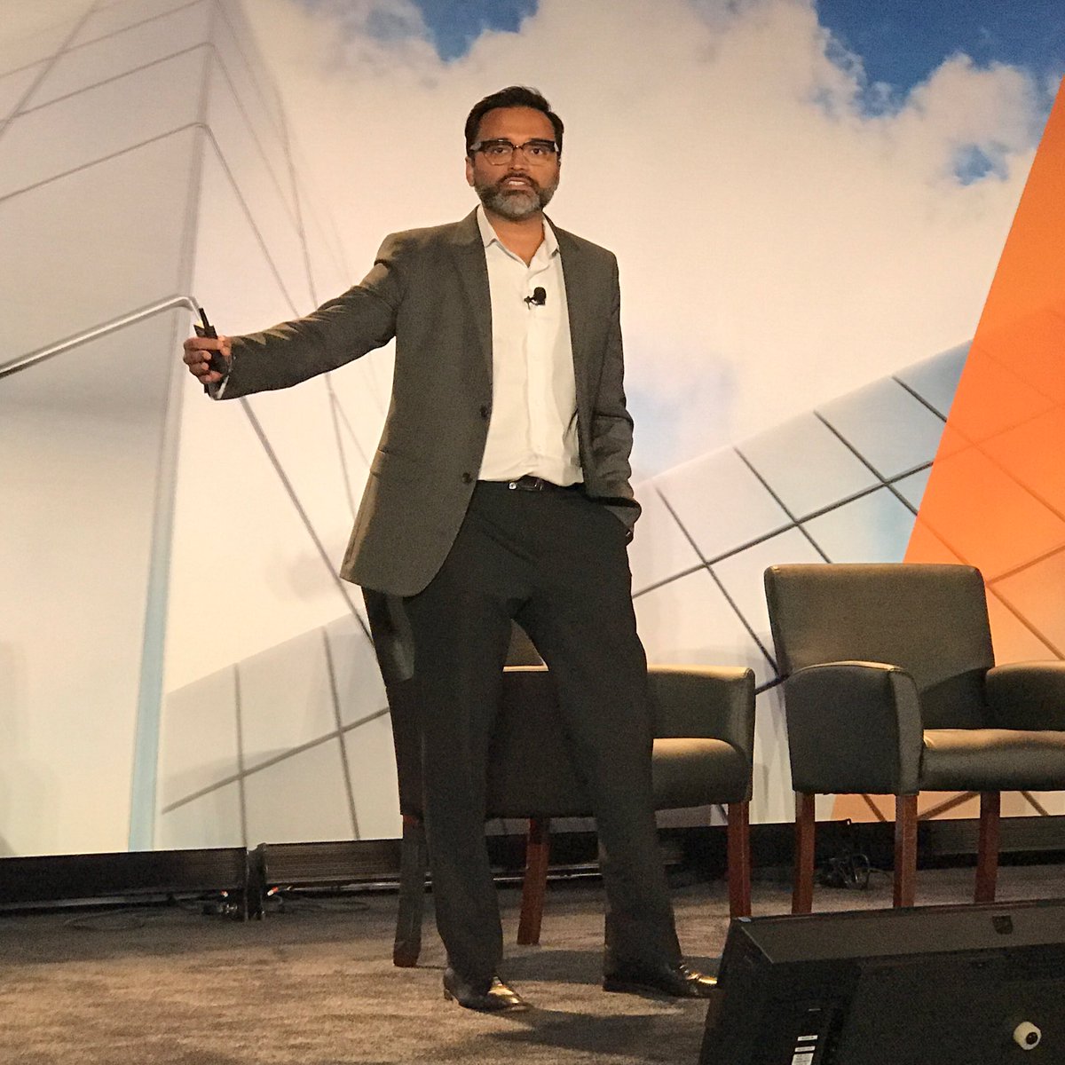 MDMGeek's tweet photo. Time to reimagine #DataGovernance. @juggyStylz says, technical, business, operational &amp; usage #metadata needs to be at the ❤️ #GDPR #Infa17 https://t.co/KjWkALPqgL