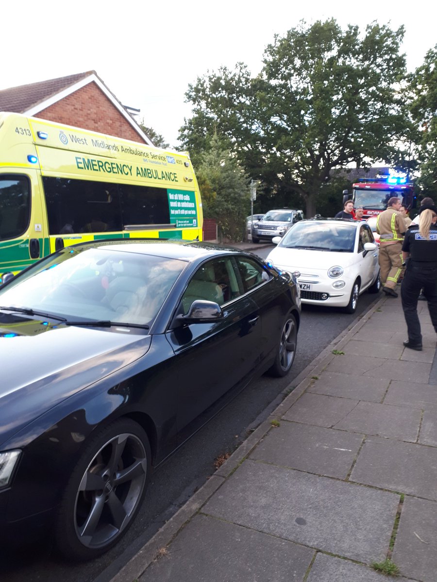 MalvernCops's tweet photo. Emergency services working together. 6494 &amp; 3942.
#SNTPickersleigh https://t.co/y2Da6wWKsV