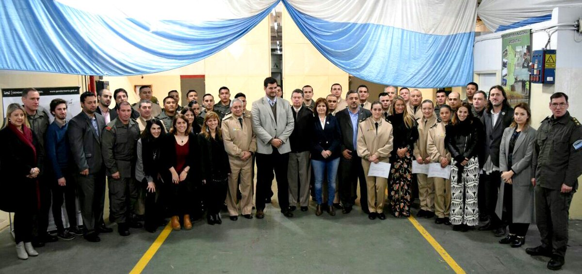 eugenioburzaco's tweet photo. Reconocimiento a oficiales de @PrefecturaNaval y @gendarmeria por su desempeño destacado en el despliegue #CinturonSur de #CABA https://t.co/q8vknjK5VM