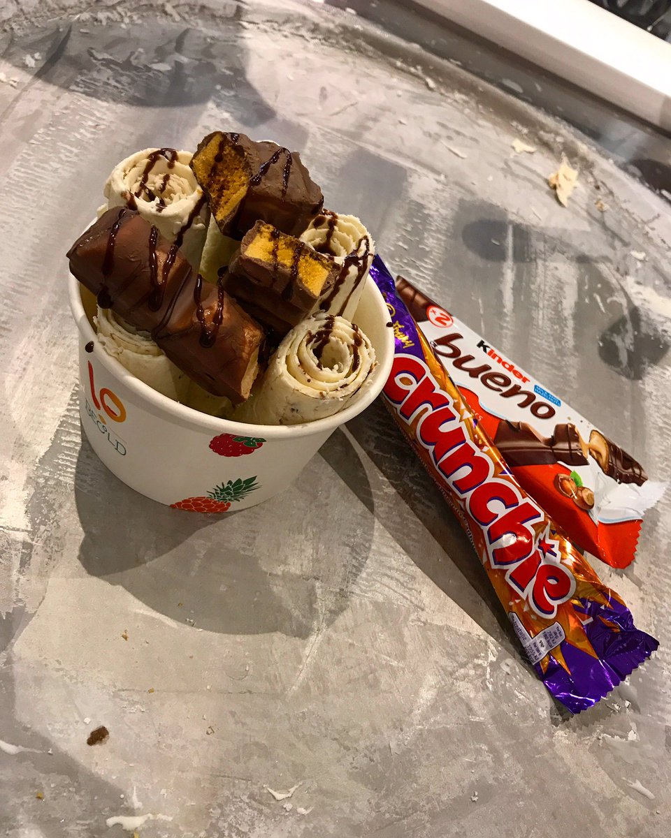 loandbecold's tweet photo. BRUNCHIE?! YES PLEASE. @CadburyUK #KinderBueno 🍫💜🤤 https://t.co/gr7DY000Jx
