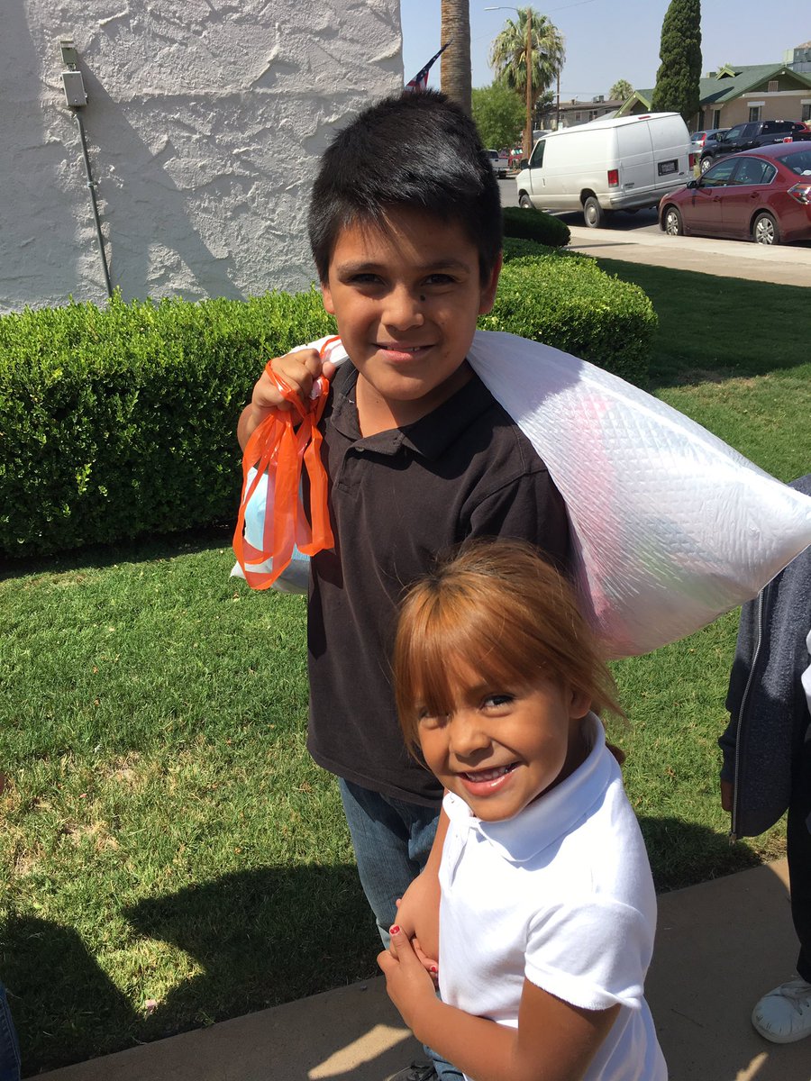 ABustamante_MEd's tweet photo. 💚 #TeamAntwine is so thankful to @AL_ElPaso for Operation School Bell! Look at these smiling faces! THANK YOU! 💚 https://t.co/VbVlBCeiuf