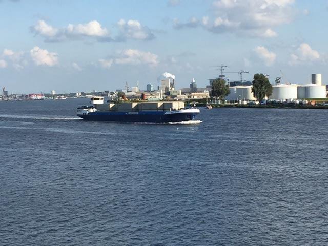 MCTLucassen's tweet photo. De Smartbarge  maakt even een uitstapje @PortofAmsterdam om haar steentje bij te dragen aan logistieke uitdaging van deze zomer #topdrukte https://t.co/K7EdsOIIOV