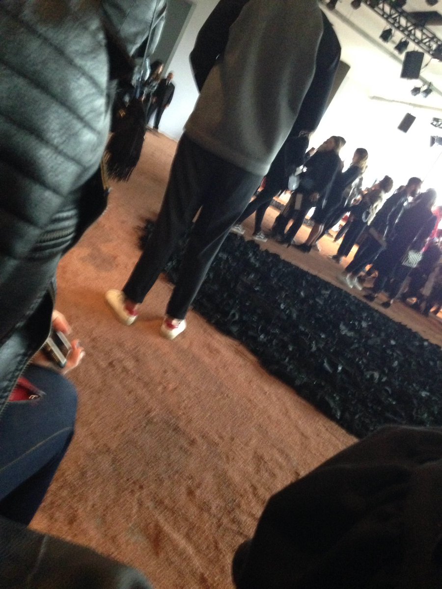 martadedivitiis's tweet photo. Apertada na fila do #SPFW desfile #coven #cansadadegramur #martadd https://t.co/pIC9ZpIxQV